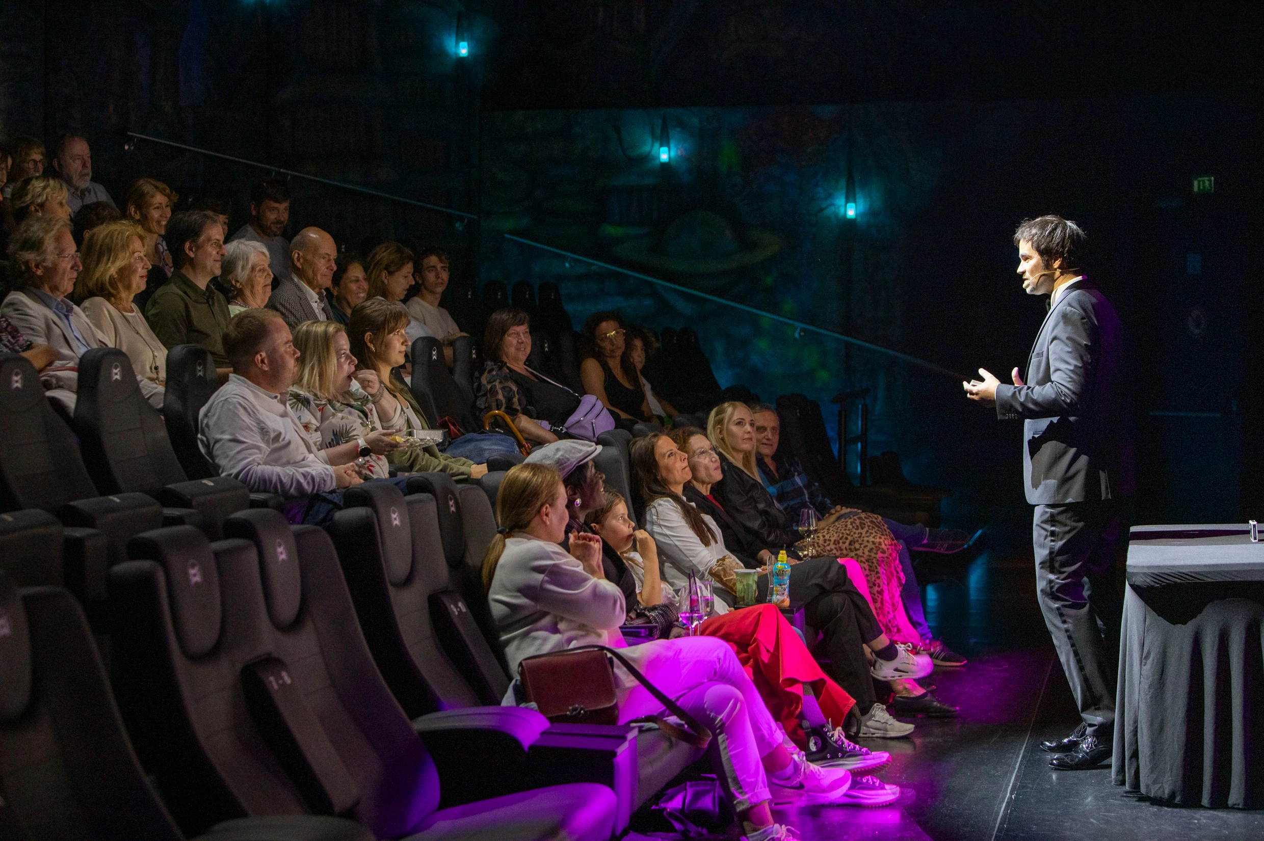 Magic World Vienna: Close Up Wonders