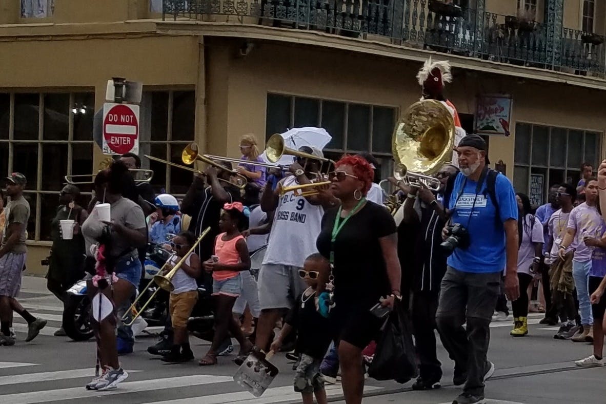 Dimanche, défilé de la deuxième ligne dans le quartier de Treme