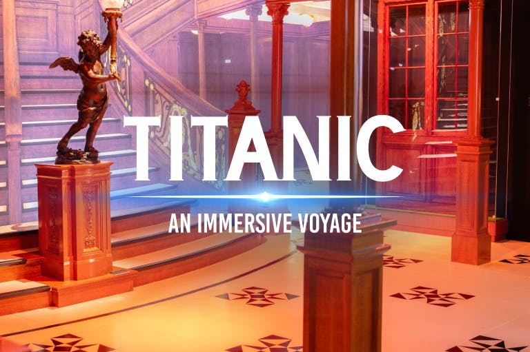 En display som återskapar Titanics storslagna trappa med textöverlägg: "Titanic: En uppslukande resa."