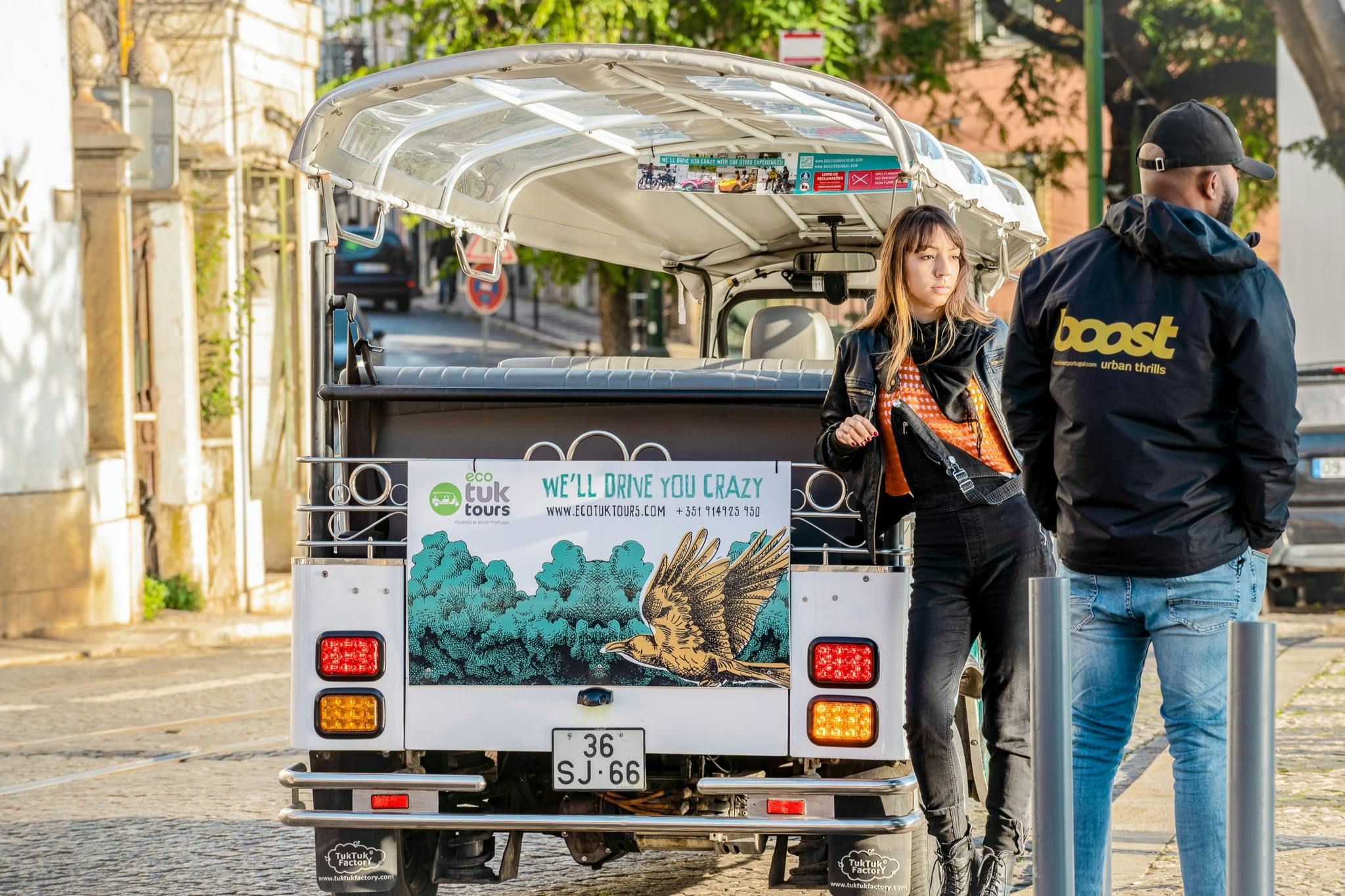 전동 툭툭을 타고 프라이빗 가이드 투어를 즐기는 관광객