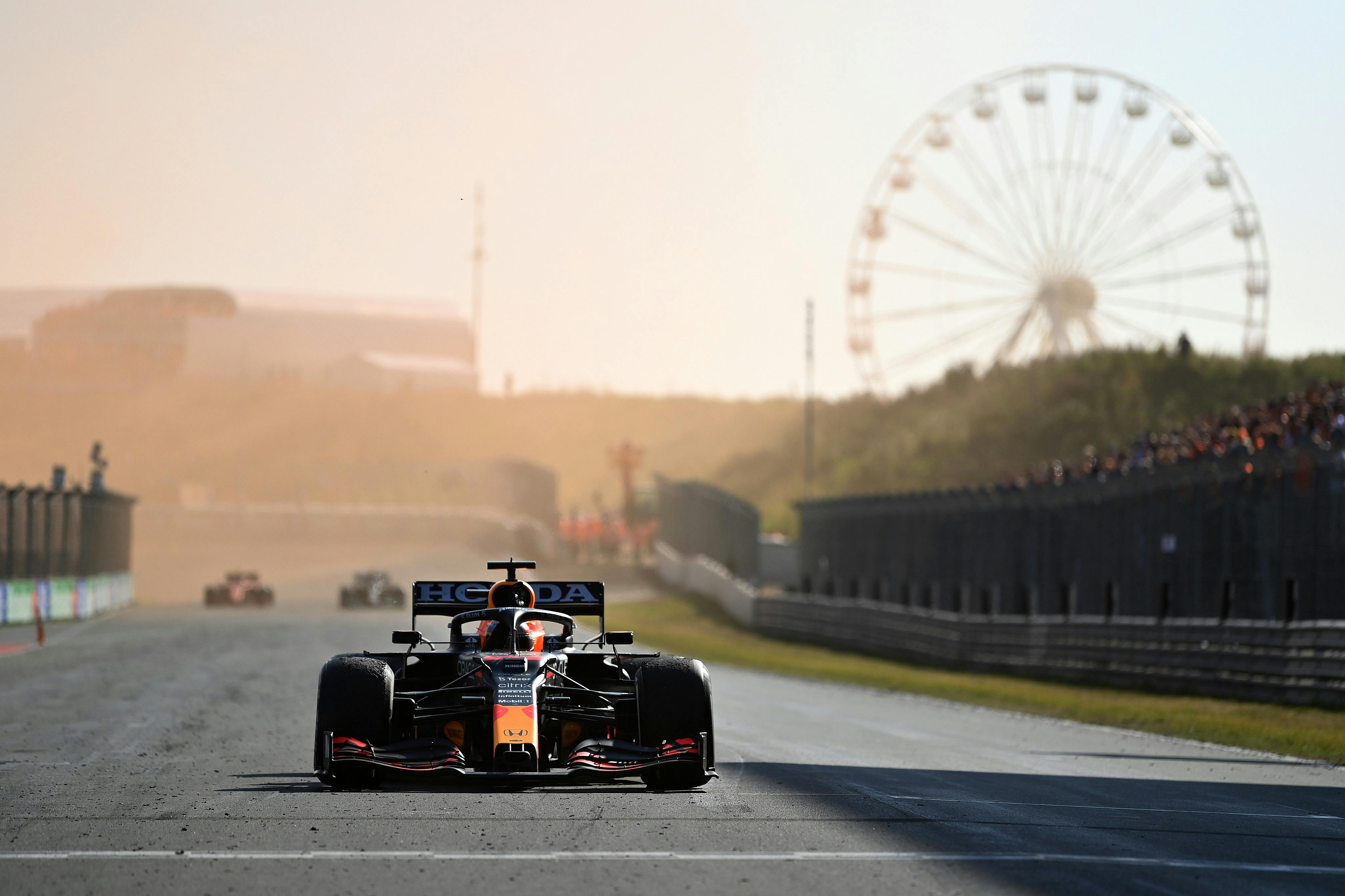 La voiture de course Red Bull sur le circuit de Zandvoort