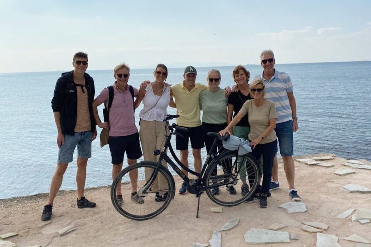 La costa di Atene con un gruppo di persone