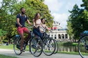 Blije klanten tijdens hun fietsverhuur bij A-Bike Rental & Tours Vondelpark