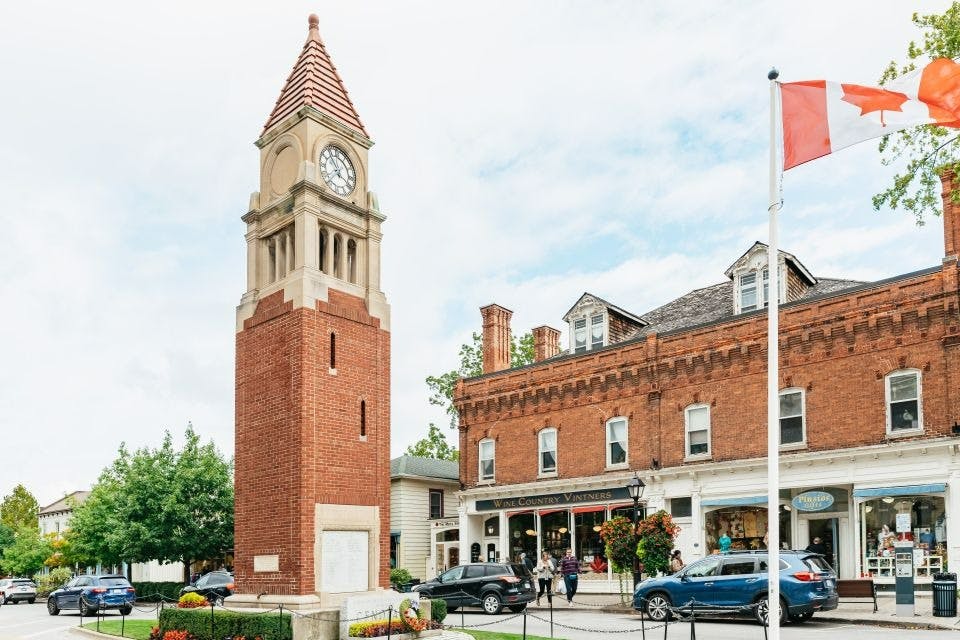 尼亚加拉湖畔的镇墓碑