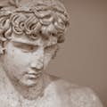 Statue d'Apollon au musée de Delphes