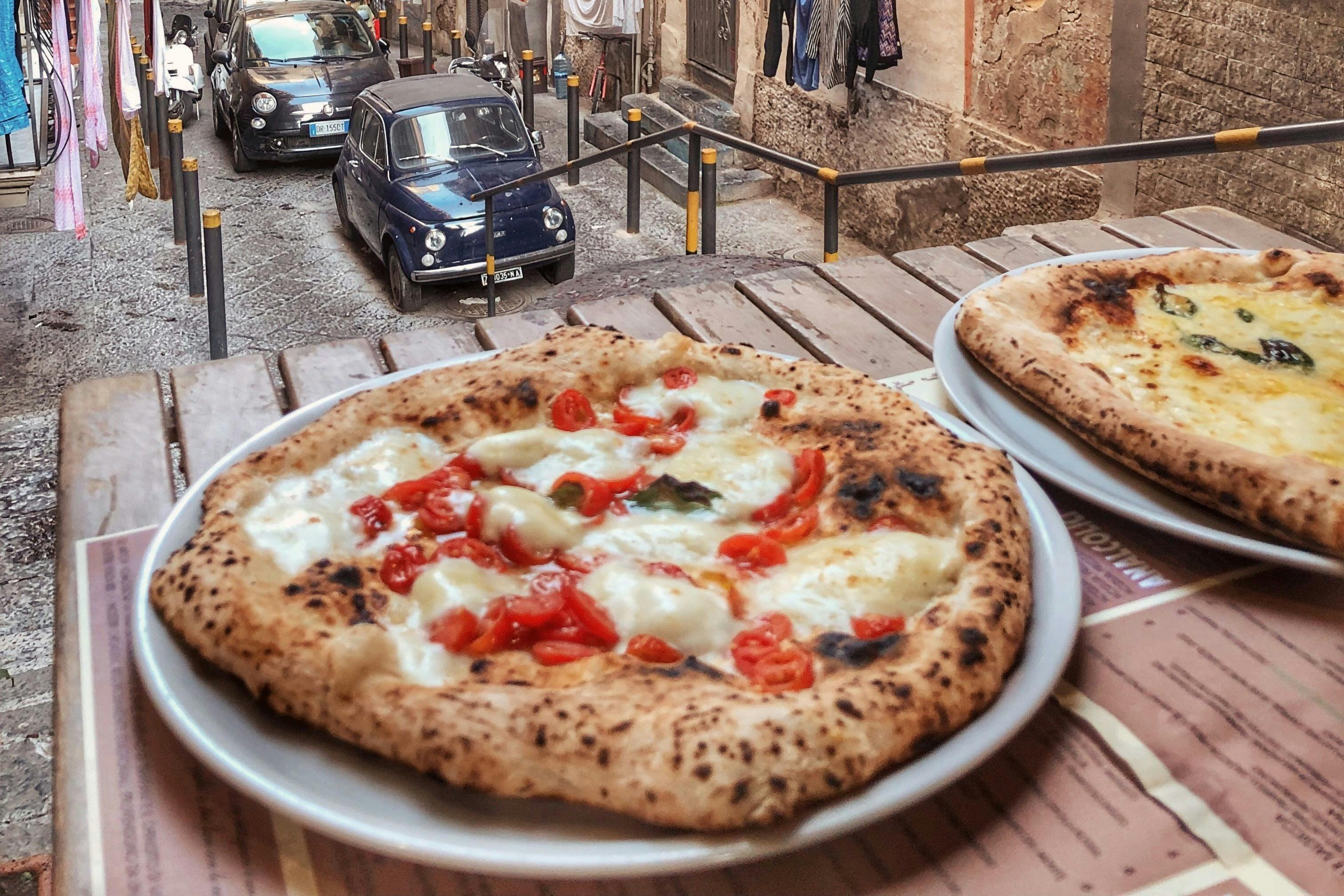 Experiència de menjar pizza després d'un recorregut pel metro de Nàpols.