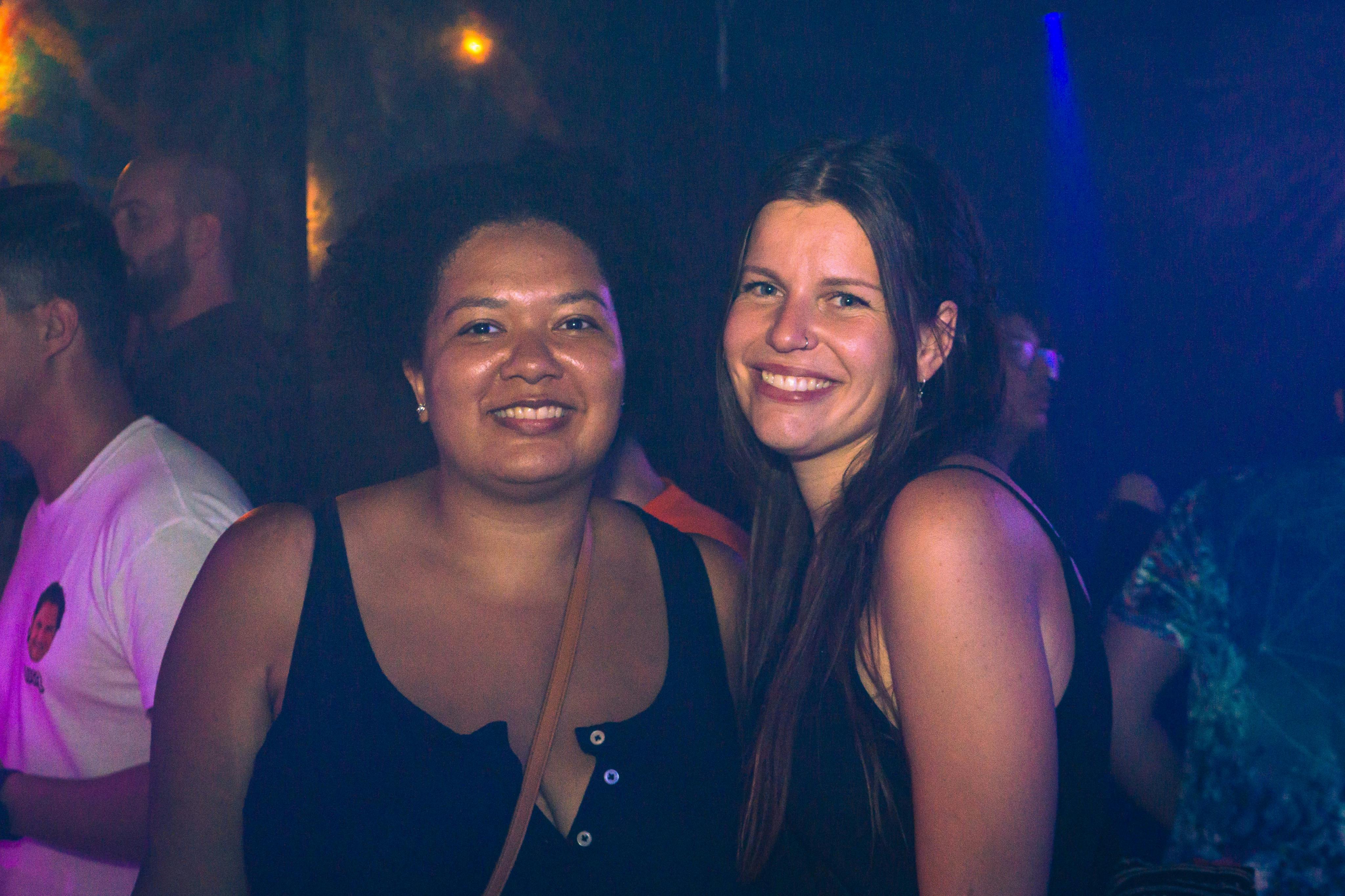 两位参与者合影的照片