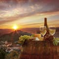 Glas wijn en typisch Toscaans voorgerecht bij zonsondergang in Chianti.