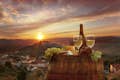 Uma taça de vinho e um aperitivo típico da Toscana ao pôr do sol em Chianti.