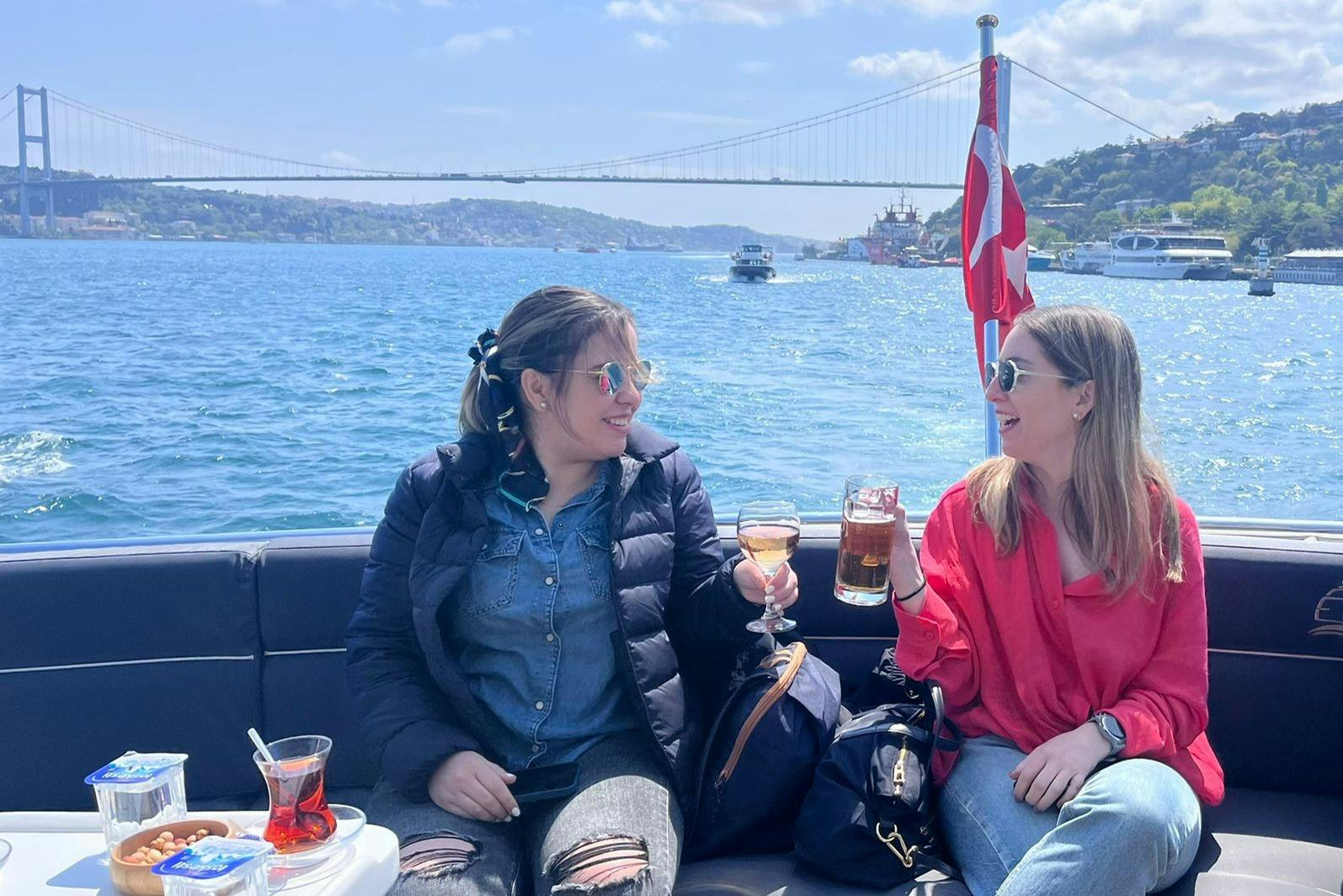 Crociera turistica sul Bosforo con uno yacht di lusso