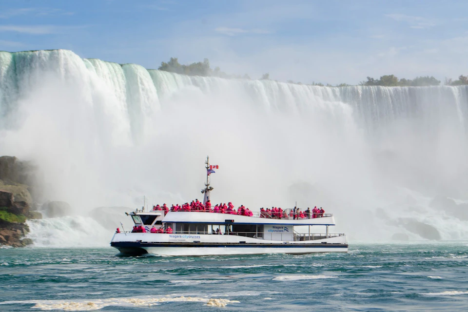 Small Group VIP Walking Tour with Niagara City Cruise Ticket