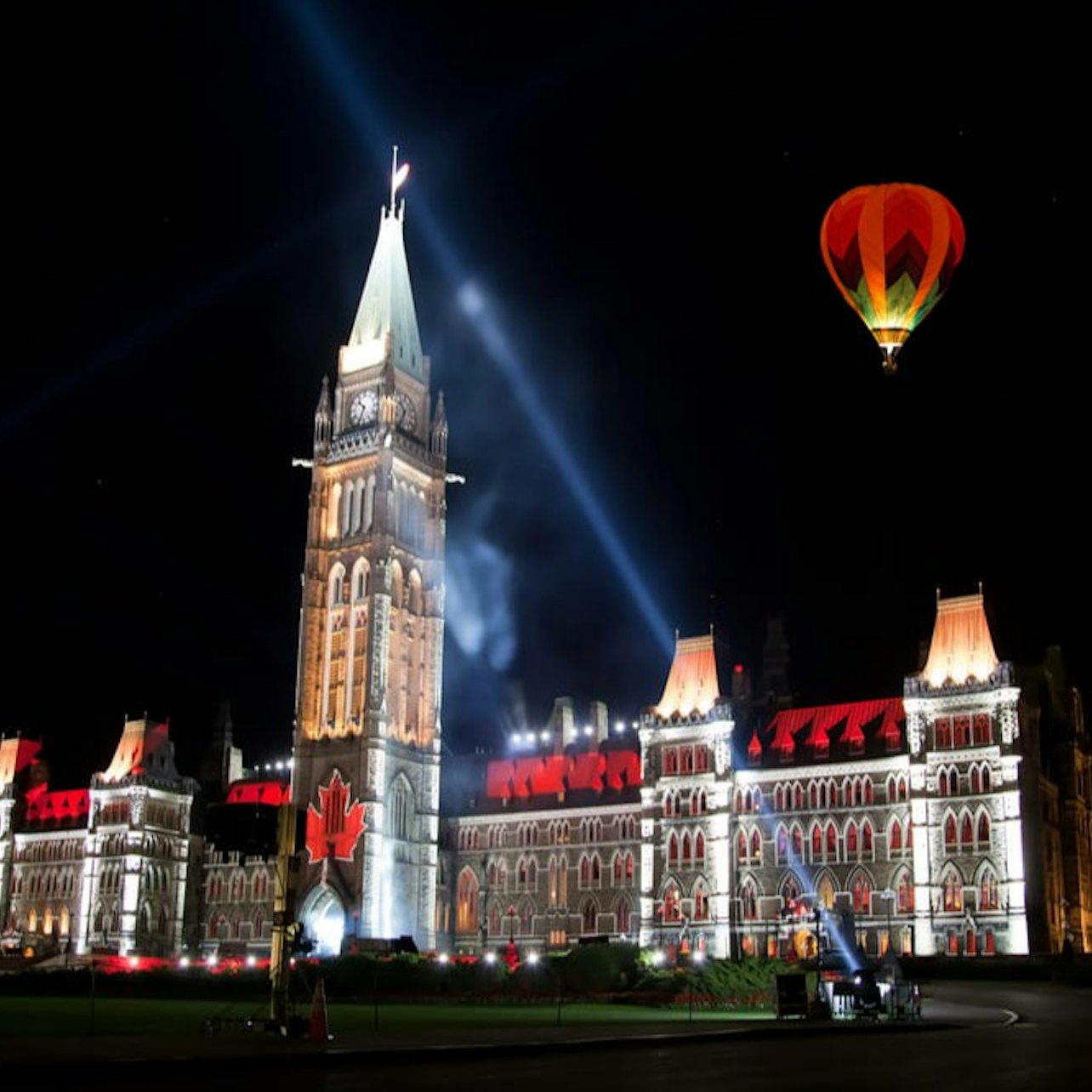 Tour notturno di Ottawa + spettacolo di luci di Parliament Hill - Alloggi in Ottawa