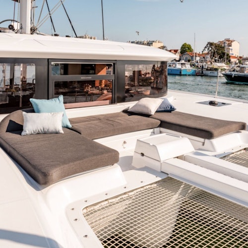 Santorini: Crucero en Velero Premium + Comida Barbacoa y Bebidas