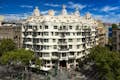 Auffällige Fassade von La Pedrera mit Gaudís charakteristischen wellenförmigen Stein- und Eisenbalkonen.
