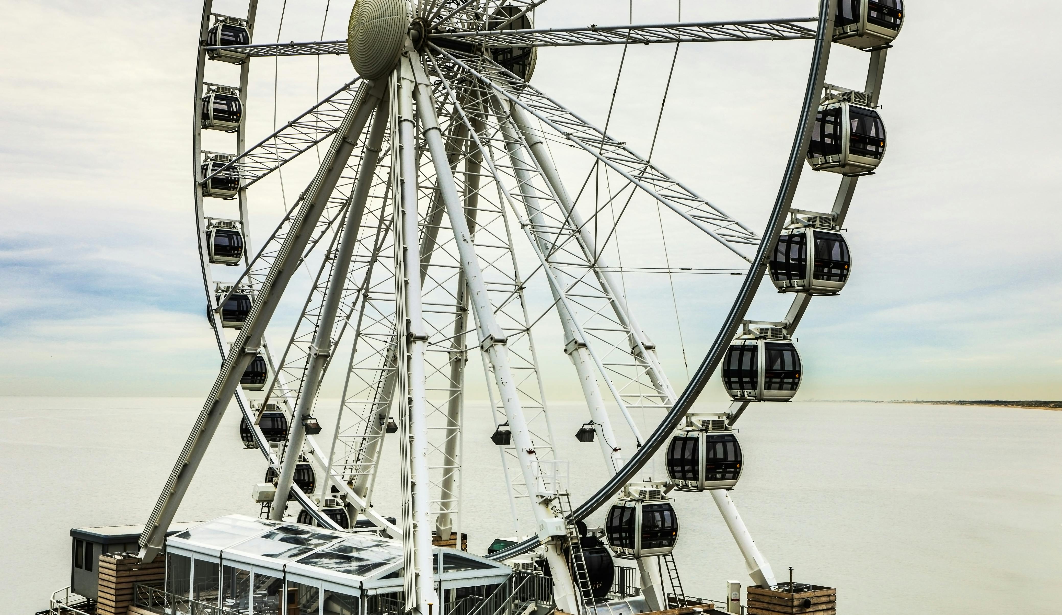 Ruské kolo s uzavřenými kajutami u vody, při pohledu zespodu.