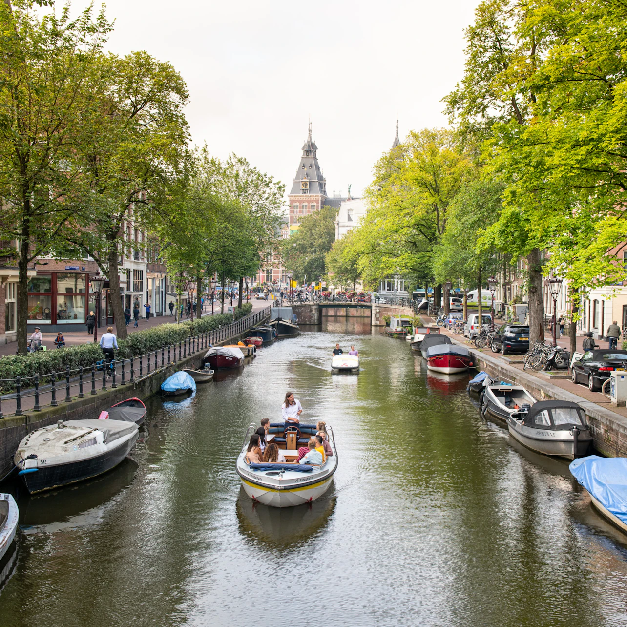 Open boot door de Amsterdamse grachten