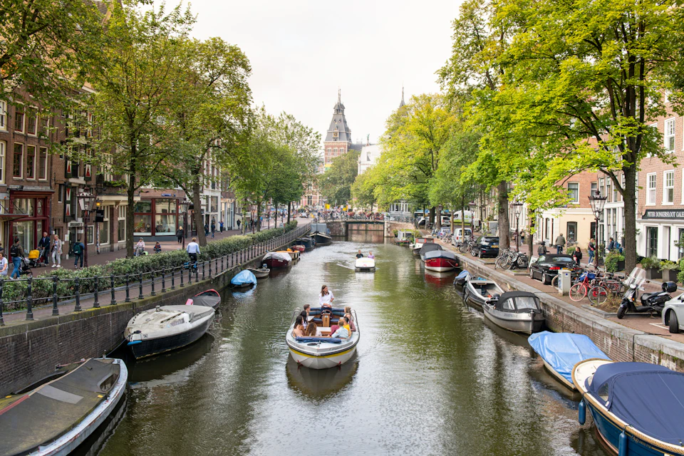 Open boot door de Amsterdamse grachten