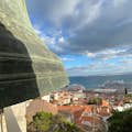 Удивительный вид на древний Лиссабон и реку Тежу