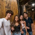 Gruppe besucht monumentalen historischen Weinkeller Montepulciano