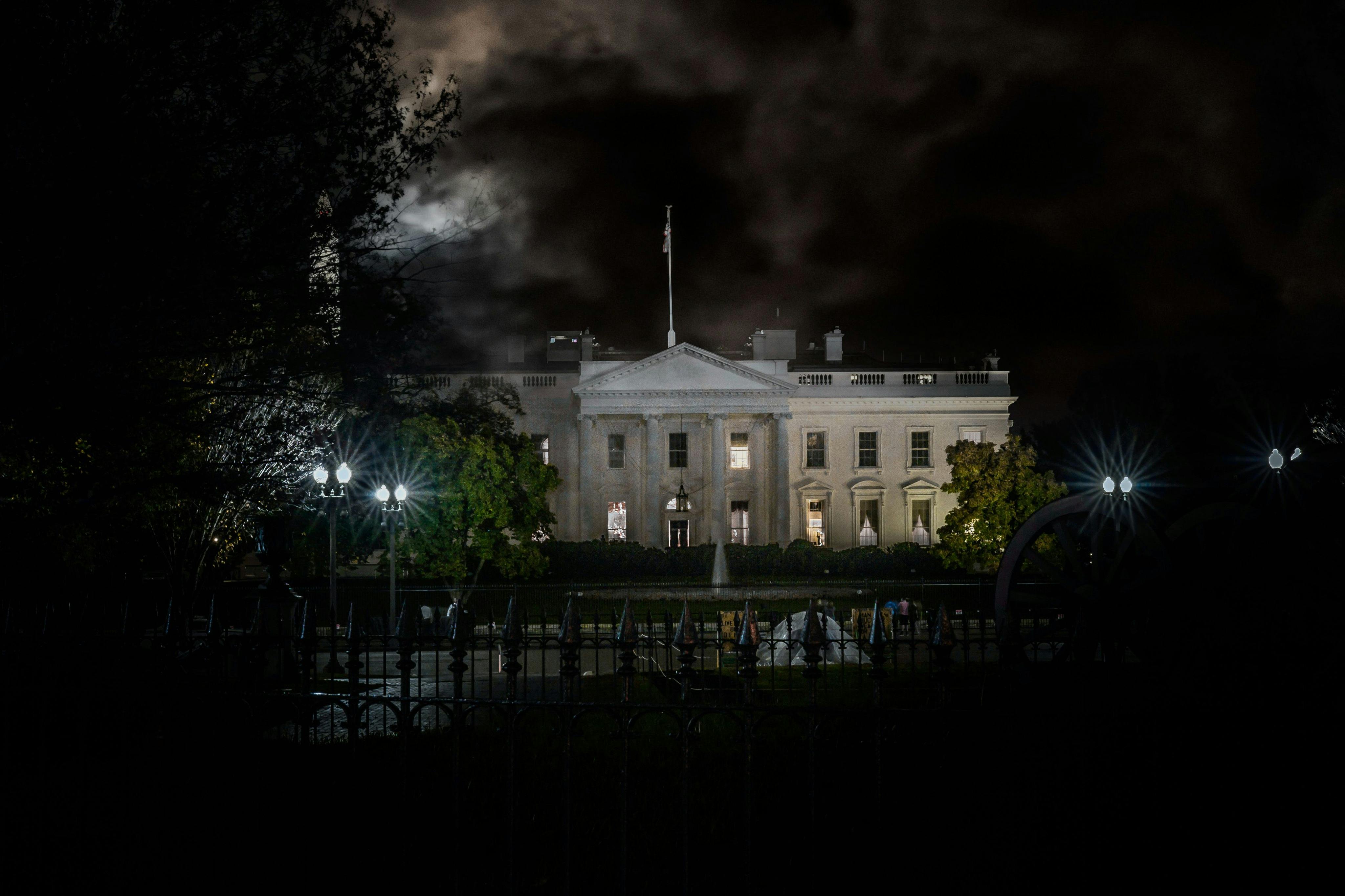 Els fantasmes del passat ens esperen mentre naveguem pels racons poc il·luminats de les nostres fites embruixades.