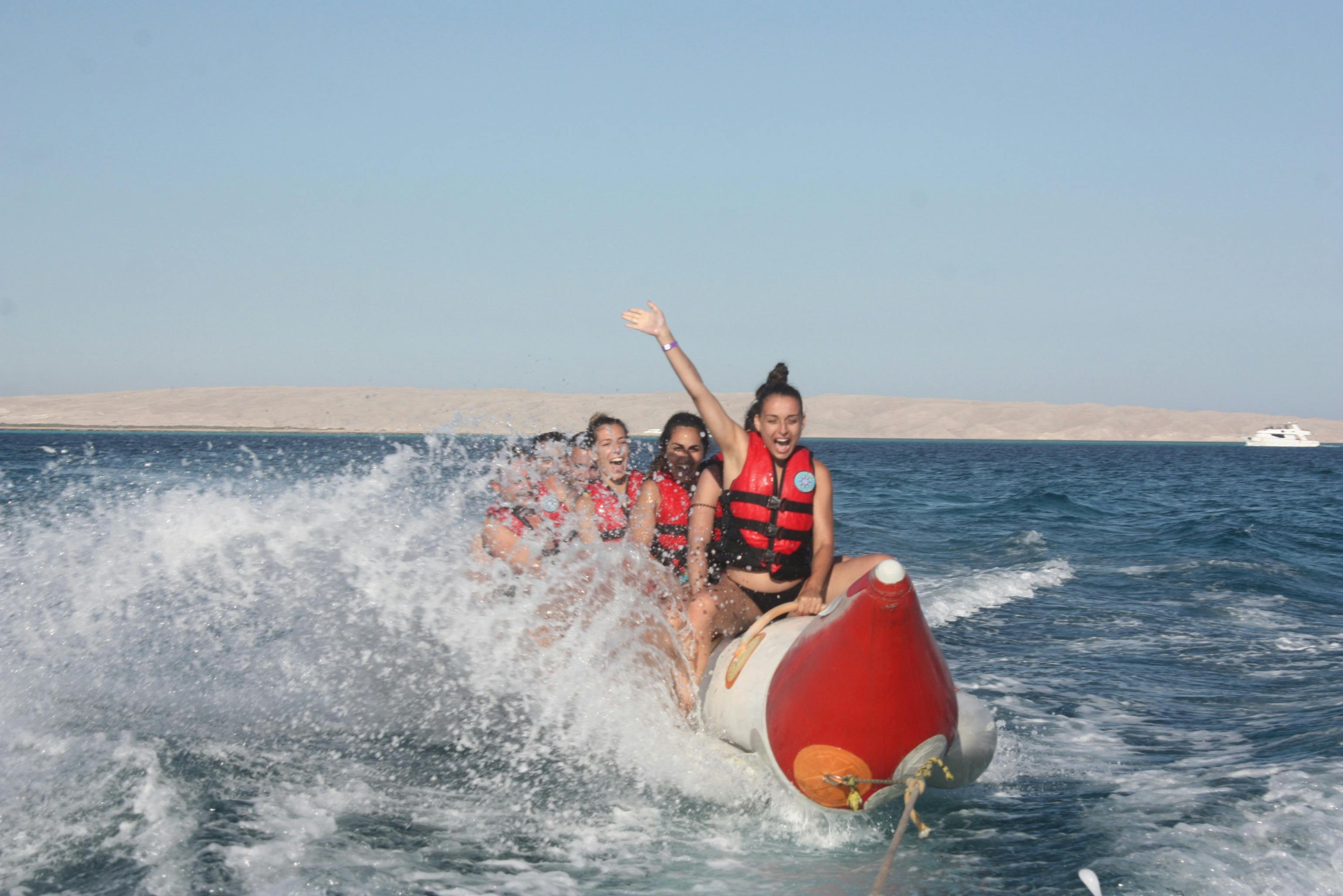 Excursion de plongée en apnée dans la baie d'Orange, parachute ascensionnel et sports nautiques avec transfert - Hurghada