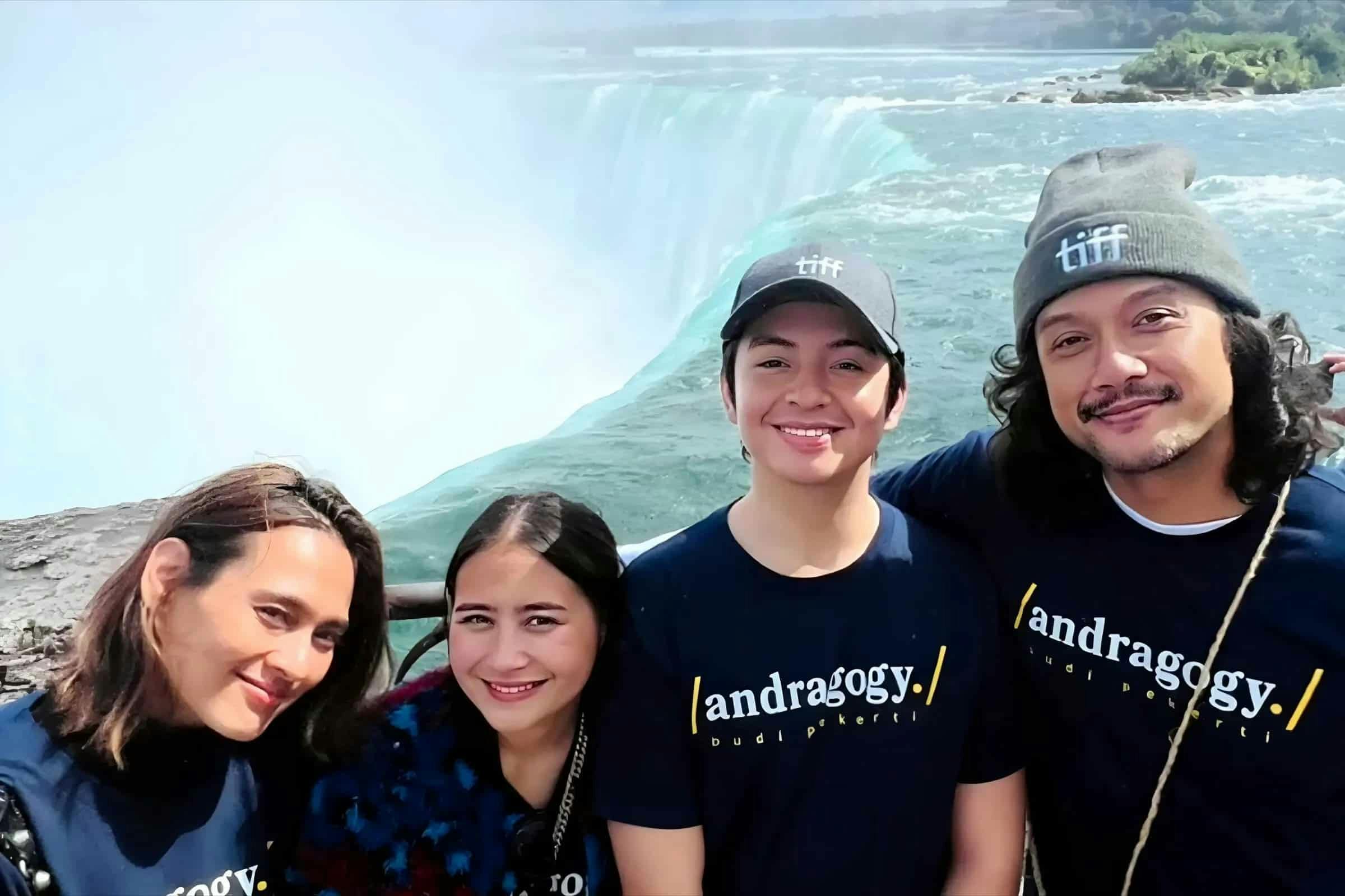Prilly Latuconsina joined our tour to Niagara Falls - this is her and her co-stars by the Canadian Falls!