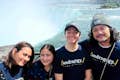 Prilly Latuconsina se unió a nuestra excursión a las cataratas del Niágara - ¡esta es ella y sus compañeras junto a las cataratas canadienses!