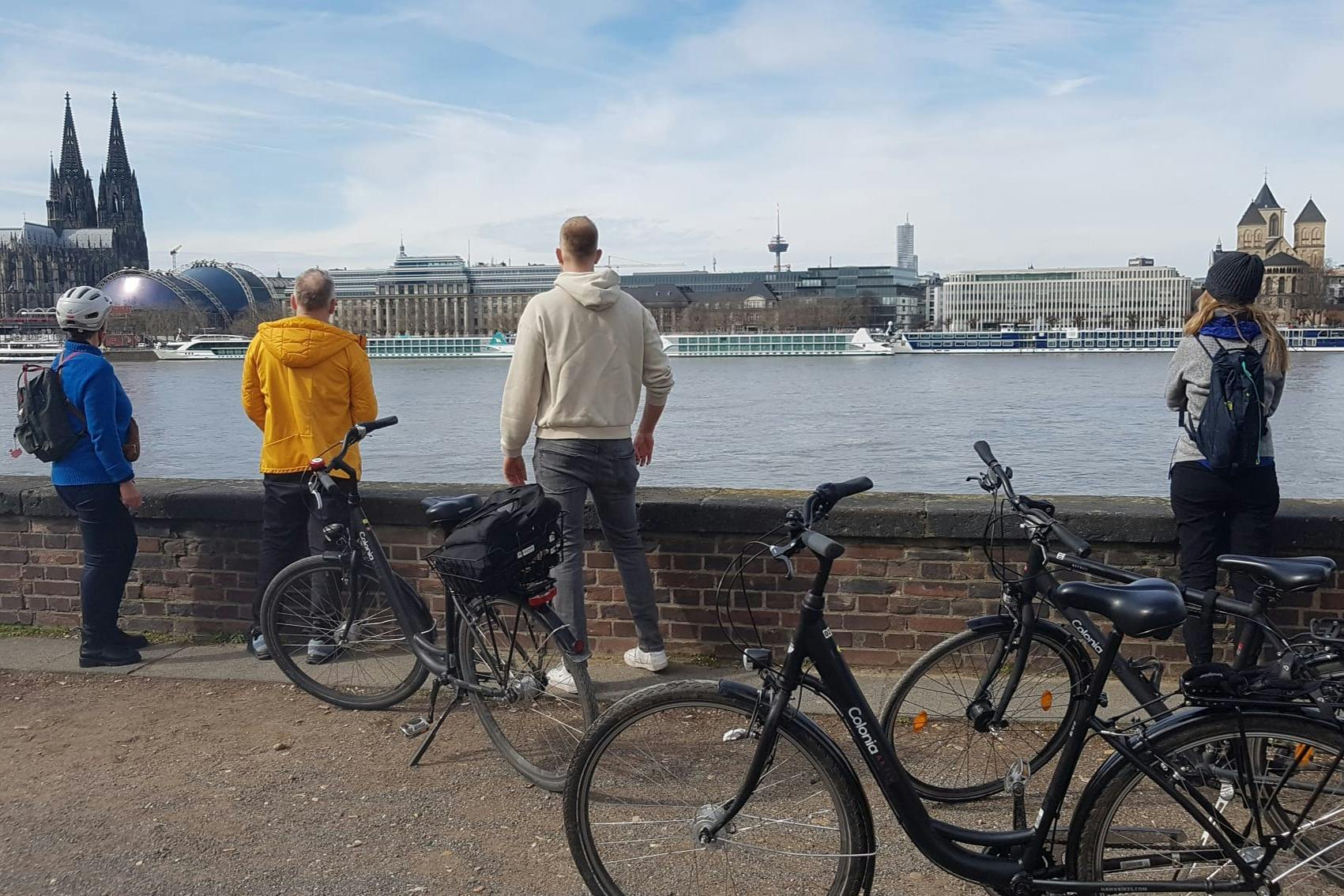 현지 가이드의 설명과 흥미로운 일화를 들어보세요.