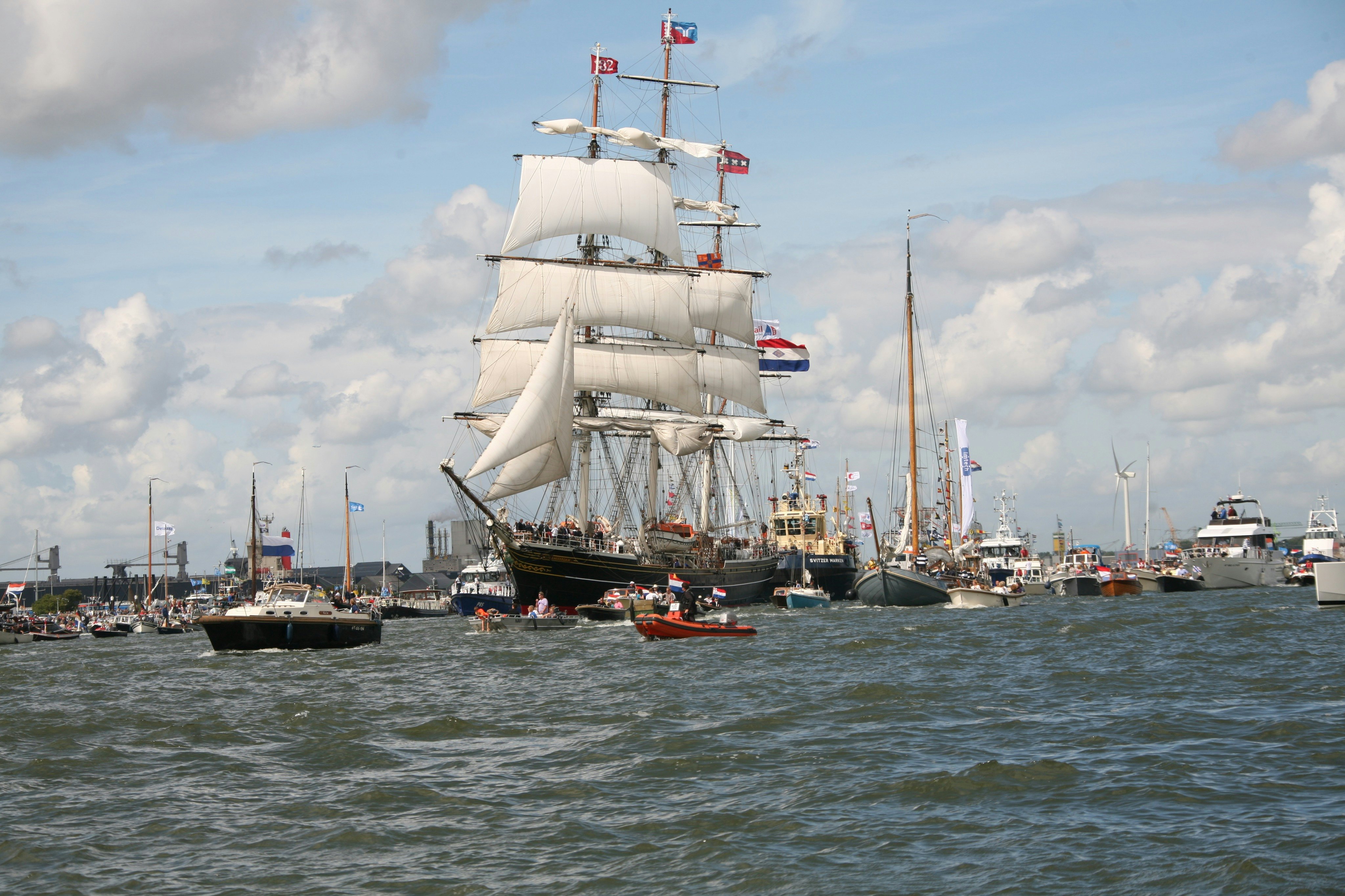 SAIL Amsterdam 2025: Passeio de barco de luxo com bar aberto