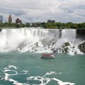 Der Blick auf die Bridal Veil Falls von der kanadischen Seite des Niagara River, in der Nähe der Anlegestelle von Niagara City Cruises.