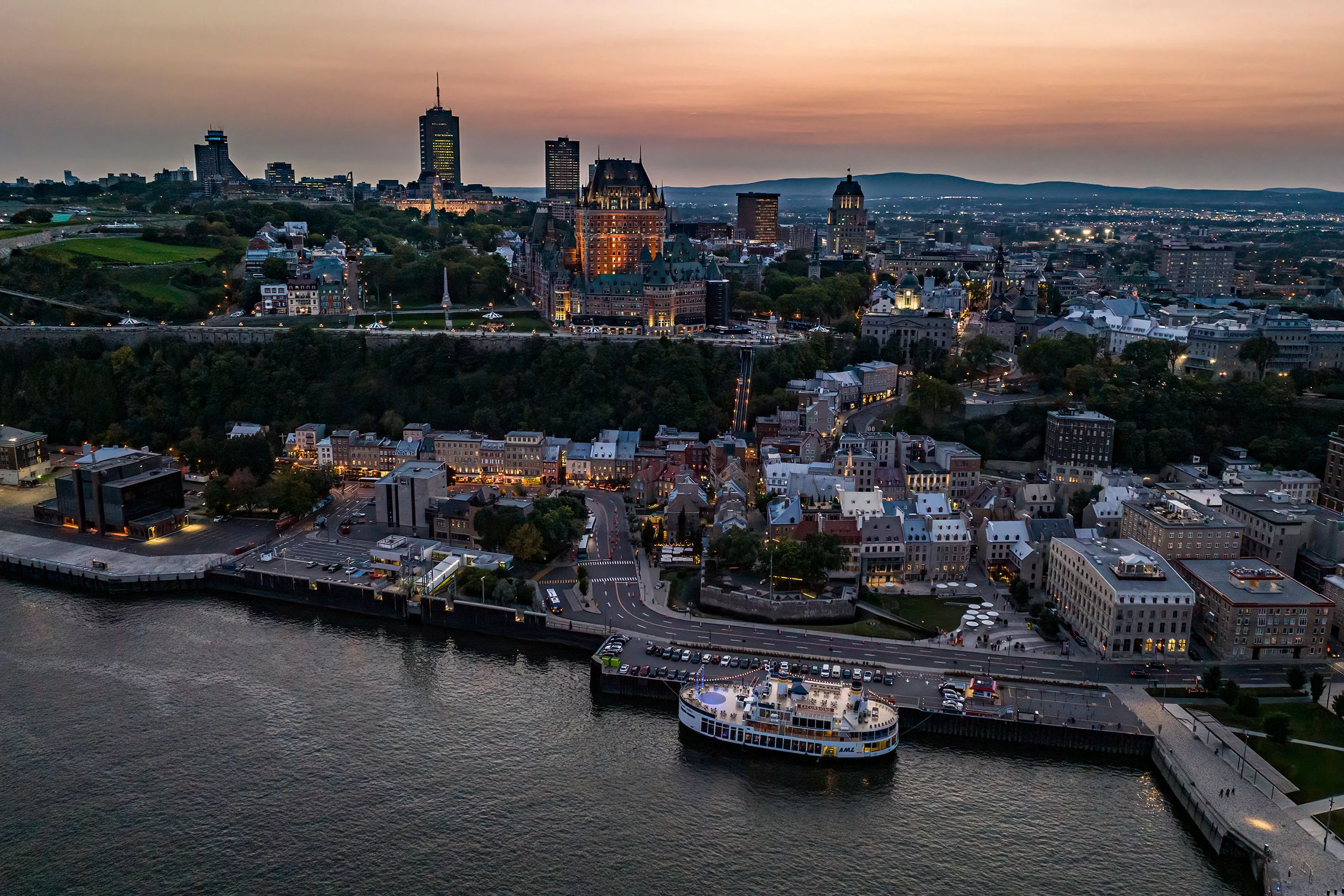 Quebec City: 3-Course Sightseeing Dinner Cruise