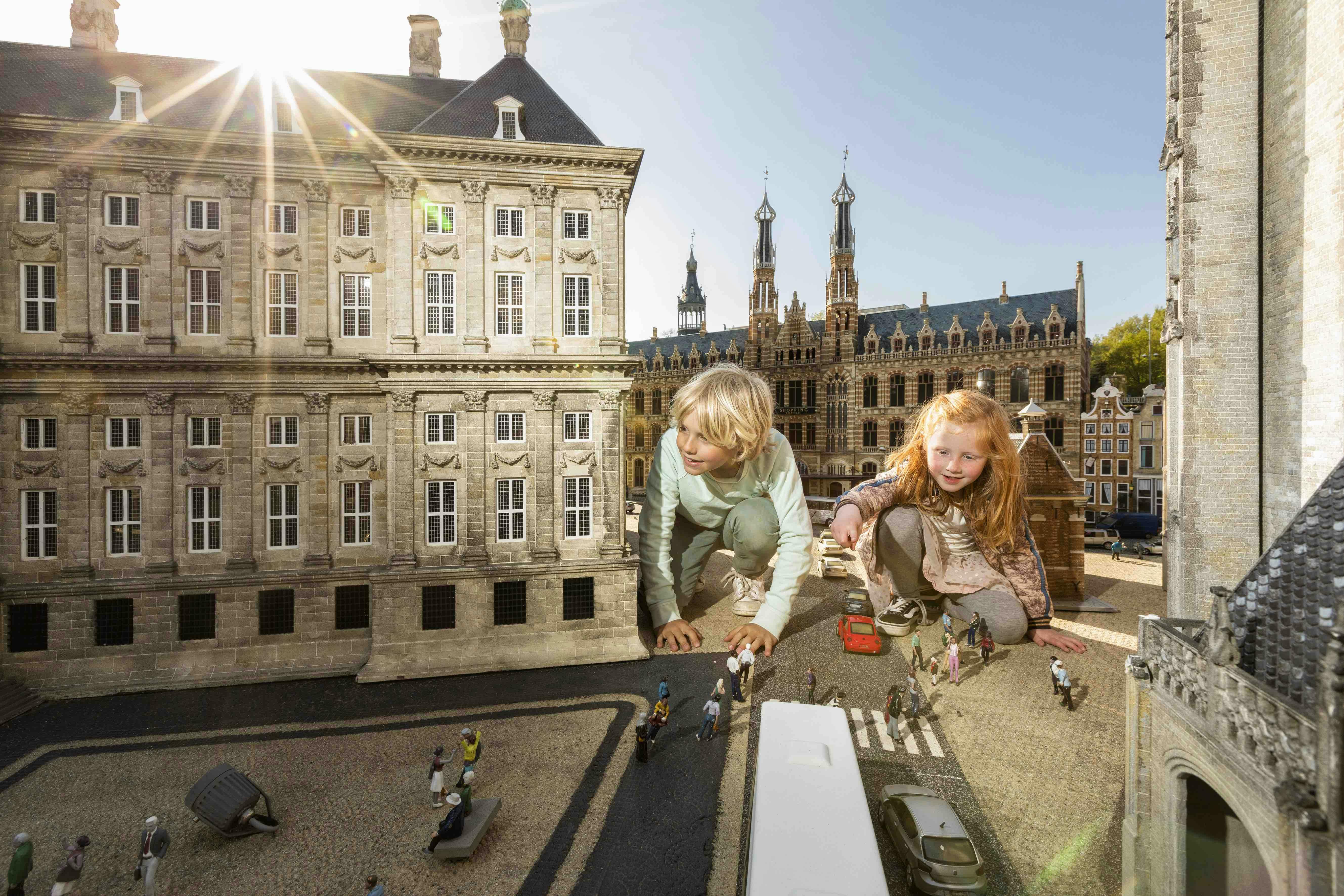 Bild von Kindern, die die Miniaturdenkmäler betrachten