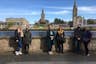 Un grupo disfruta de su visita a Inverness