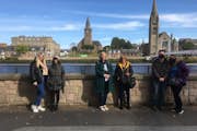 Grupa ciesząca się wycieczką po Inverness