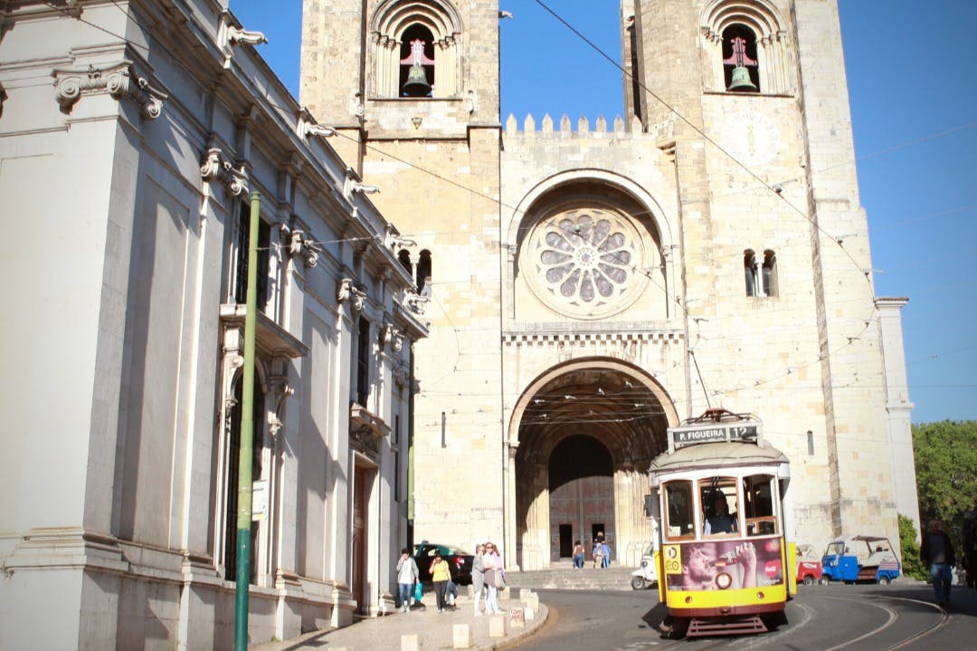 A fachada românica, tem no corpo central o Pórtico e a Rosácea; as Torres, atualmente sineiras, são de traça primitiva