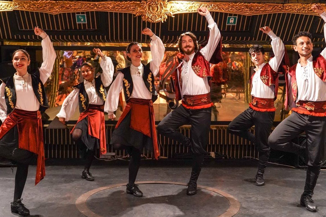 现场音乐表演让您沉浸在神奇的氛围中。