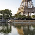 Blick auf den Eiffelturm und die Seine-Bootstour.