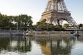 Vue sur la Tour Eiffel et la croisière sur la Seine.