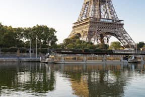Blick auf den Eiffelturm und die Seine-Bootstour.