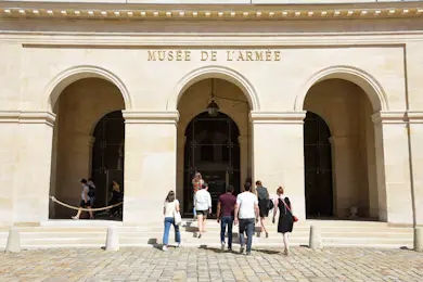 Entrée au musée de l'Armée dans la cour principale de l'Hôtel national des Invalides.