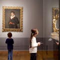 Deux enfants regardent des objets à l'intérieur du Rijksmuseum.