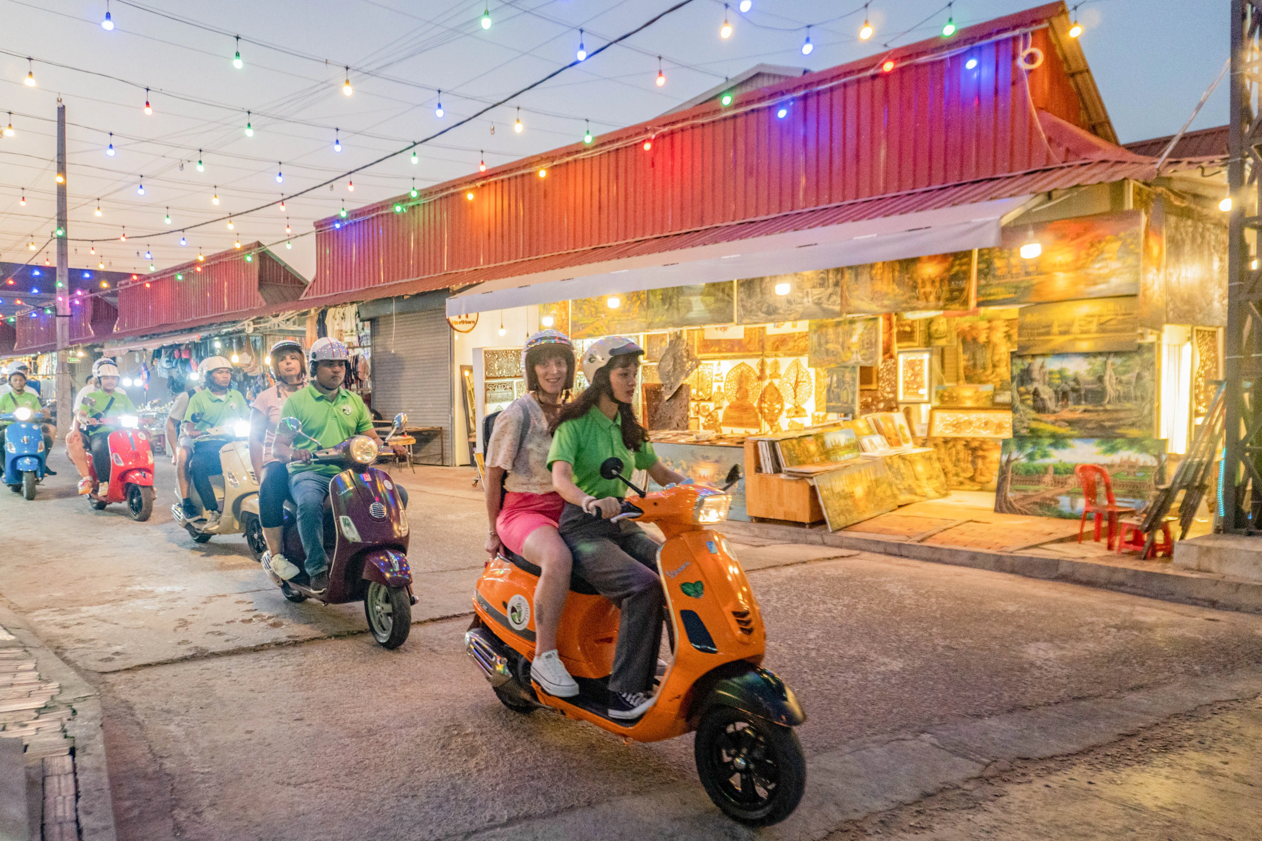 Phnom Penh: Guided Evening Vespa Food Tour + Transfer