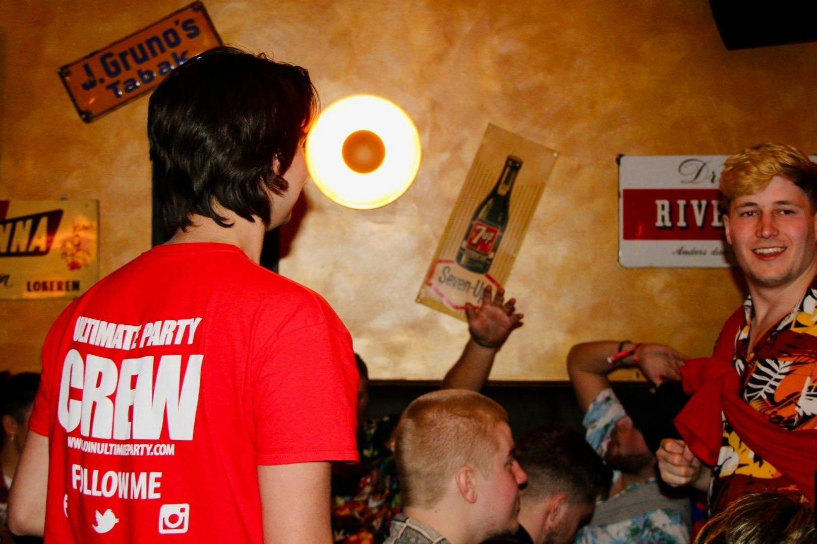 一张照片，一群人坐在酒吧里，我们的工作人员站着。