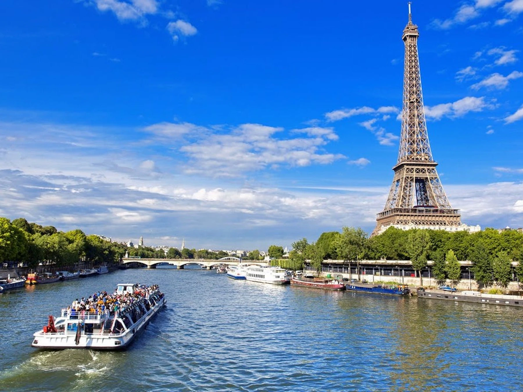 Eiffelturm, Bootstour auf der Seine und Louvre-Museum: Geführte Tagestour ab London