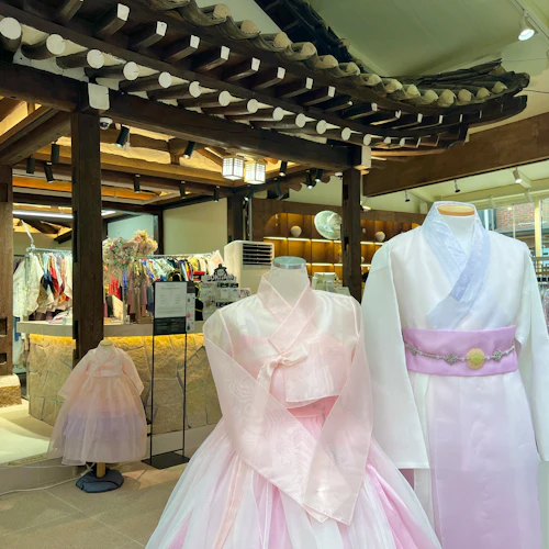 Photoshoot & Premium Hanbok Rental: Hanbok Rental + Optional Make-Up at Gyeongbokgung - Photo 4