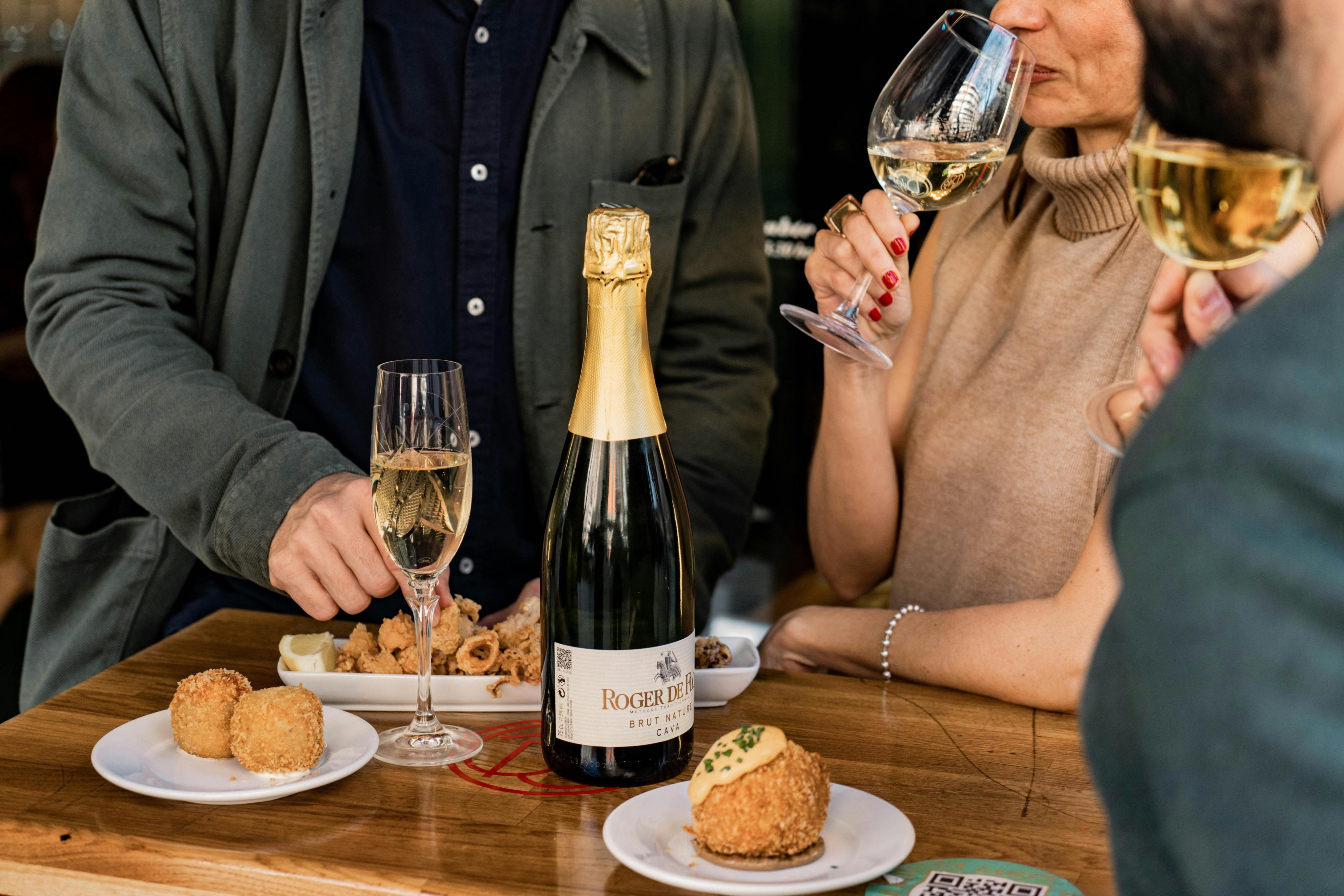 Tapas espagnols et verres de vin mousseux.