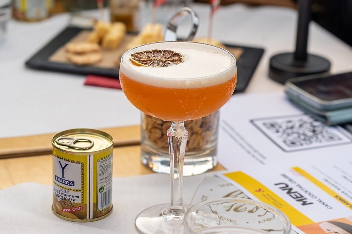 L'un des cocktails proposés lors de la croisière, à côté de snacks hollandais et d'olives.
