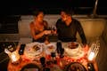 Romantisch diner op luxe jacht Koppel proost met een glas rode wijn