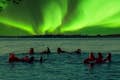 Flotando en hielo en el Lago Forestal con la Aurora Boreal