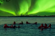 Ghiaccio galleggiante nel Lago Forestale con l'Aurora Boreale